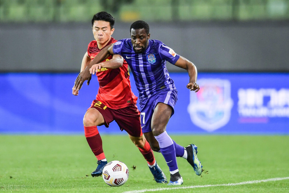 赛前尼斯备战中超，战术微调细节曝光，质疑声仍在，更衣室氛围转暖 