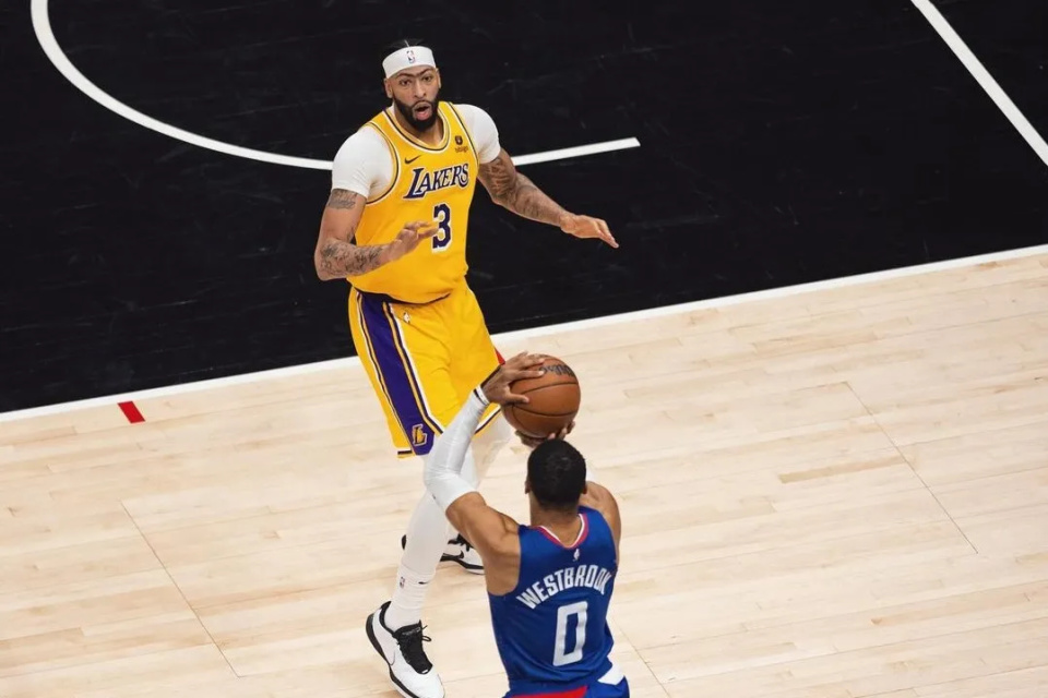 包含圣安东尼奥马刺迎国王杯关键赛，清晨更衣室发声，引发热议，赛季目标并未改变的词条