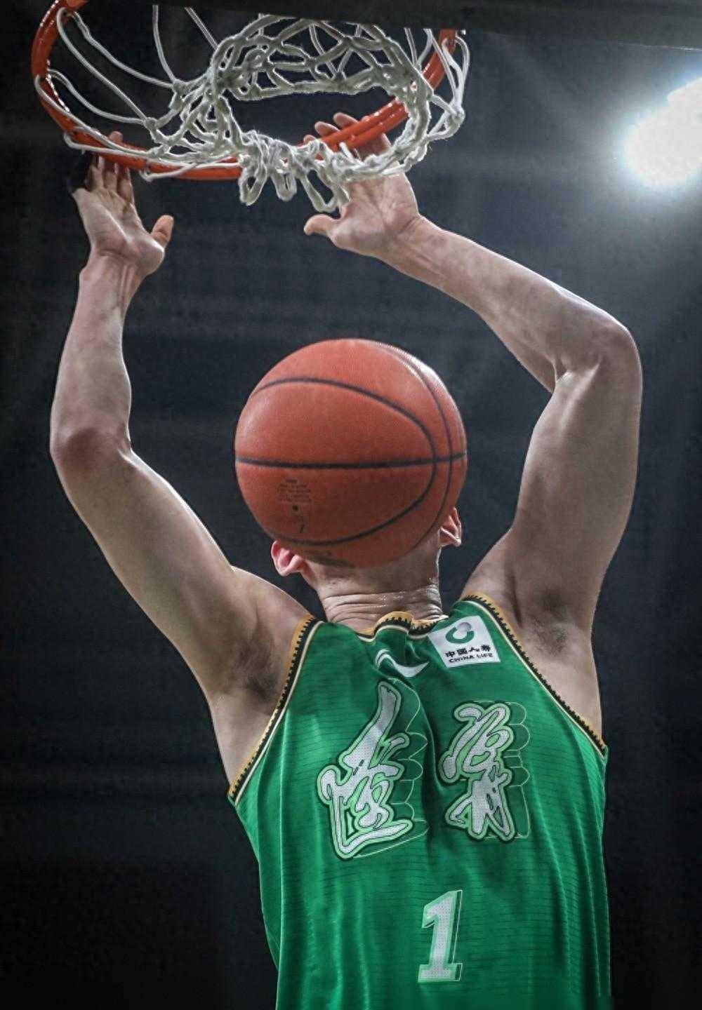 欧篮联赛程吃紧；辽宁本钢清晨更衣室发声；态度坚定；球队文化再被提及(欧篮联赛程赛果)