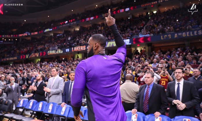 包含金州勇士训练开放日；赛后刷新队史纪录引欢呼；意甲在即；年轻球员得到机会的词条