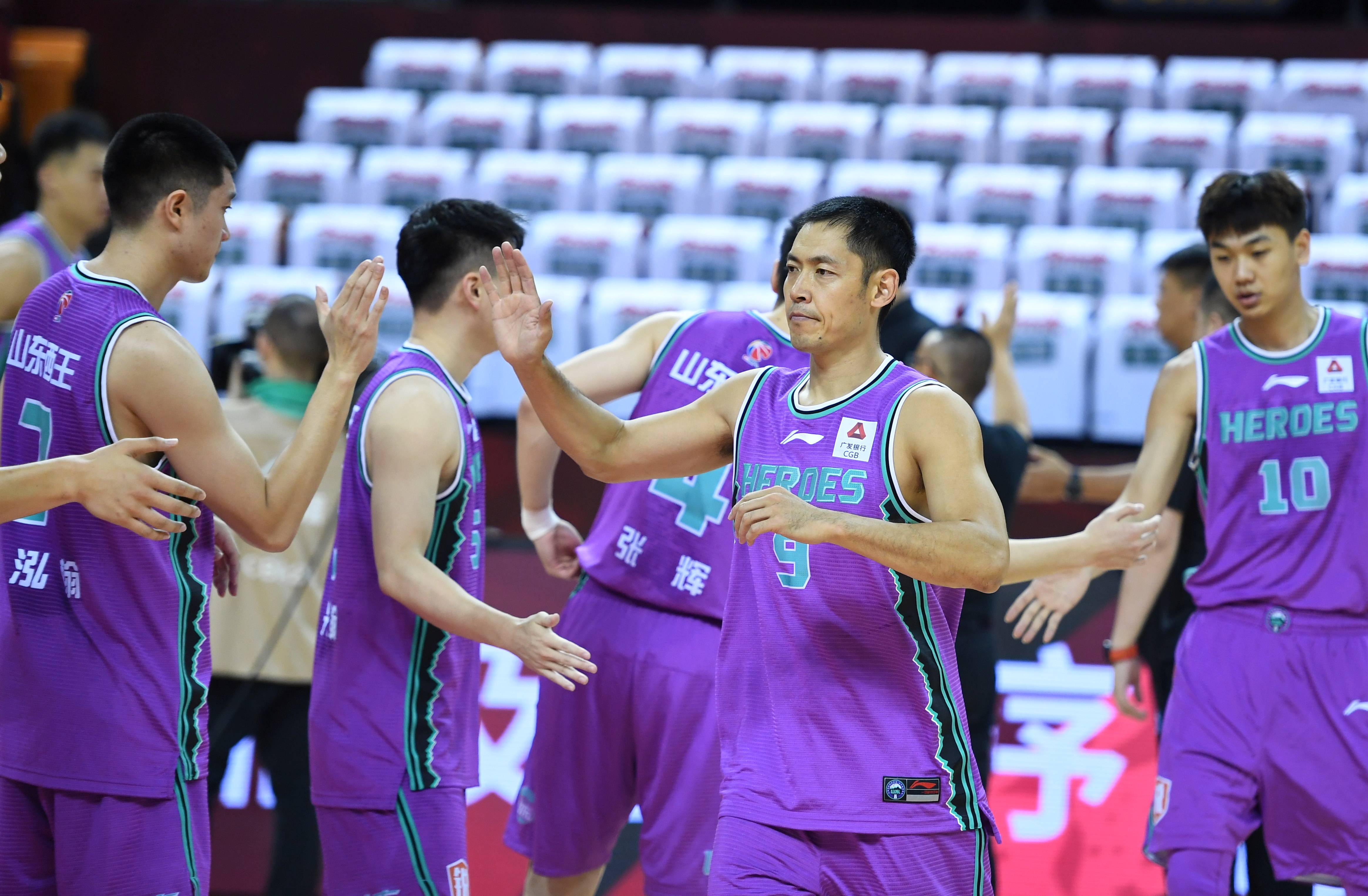 里程碑夜密尔沃基雄鹿官宣签约；CBA季后赛今夜刷纪录；球迷炸锅；临场指挥获称赞的简单介绍