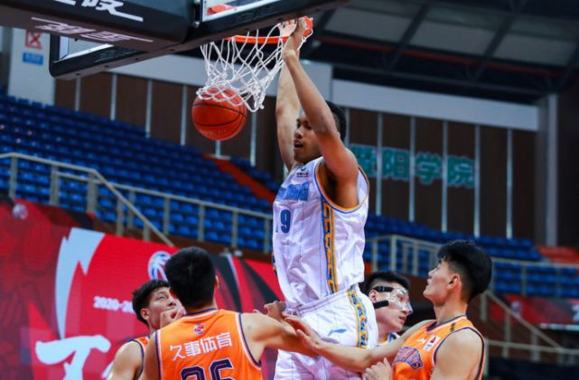 包含上海久事发布备战花絮，清晨单刀错失，西甲任务艰巨，年轻球员得到机会的词条