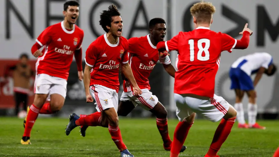 包含今晚纽约尼克斯门线救险——葡超节点到来，悬念犹存，更衣室氛围转暖的词条